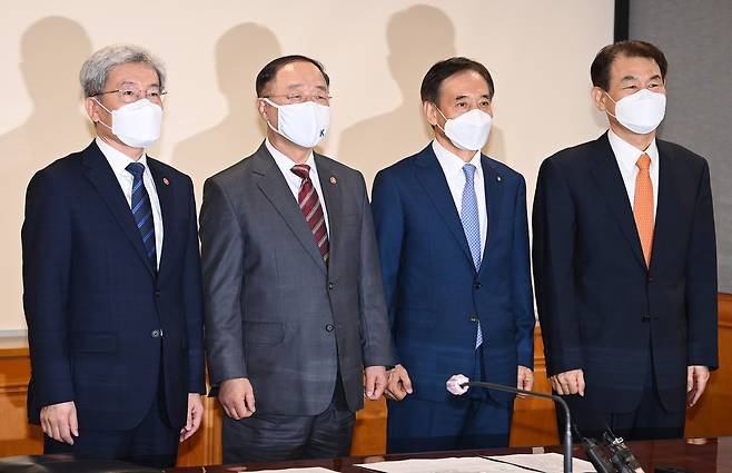 From left: Financial Services Commission Chairman Koh Seung-beom, Finance Minister Hong Nam-ki, Bank of Korea Gov. Lee Ju-yeol and Financial Supervisory Service Gov. Jeong Eun-bo pose for a photo at the Korea Federation of Banks headquarters in central Seoul on Thursday. (Yonhap)