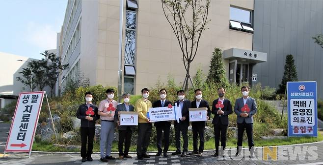 생활치료센터 방문 후 기념촬영. 왼쪽 세 번째부터 구자행 대전시자원봉사센터장, 유세종 대전시 시민안전실장, 김성균 서부발전 성장사업본부 부사장, 정회영 충남사회복지공동모금회 사무처장.