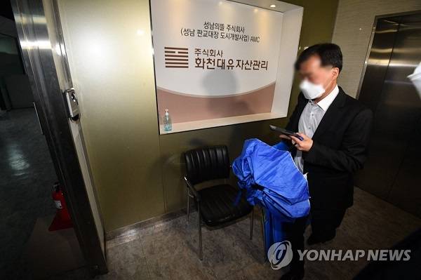 29일 오후 경기도 성남시 화천대유자산관리 사무실에서 검찰 관계자가 압수품을 옮길 박스를 들고 들어가고 있다. [사진 = 연합뉴스]