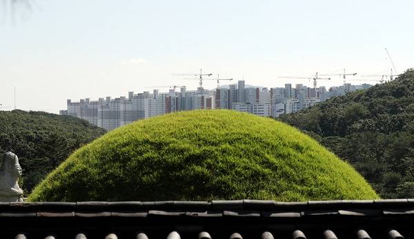 30일 오후 경기도 김포시 풍무동 장릉 전방에 인천 서구 검단신도시 신축 아파트 건설 현장이 보인다. 문화재청은 이들 아파트 단지 3곳의 건설사가 문화재 반경 500ｍ 안에서 공사를 진행해 문화재보호법을 위반했다며 공사 중단 명령을 내렸다. 사적 202호이자 유네스코 세계문화유산으로 등재된 김포 장릉은 조선 선조의 5번째 아들이자 인조의 아버지인 원종(1580∼1619)과 부인 인헌왕후(1578∼1626)의 무덤이다. [사진출처=연합뉴스]