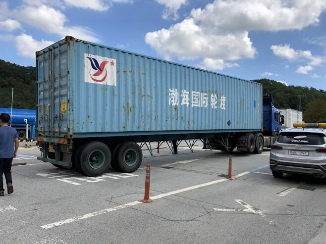 충남 아산시 탕정면에 있는 삼성디스플레이 1단지에서 QD 디스플레이로 추정되는 장비가 입고하고 있는 모습/사진=이정혁 기자