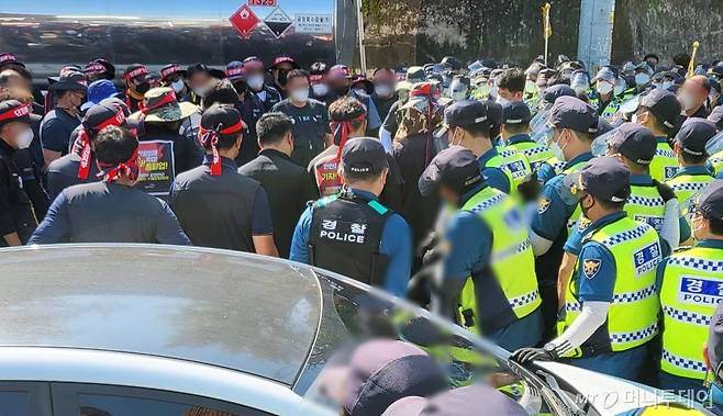 민주노총 화물연대 노조원들이 지난 24일 오전 충북 청주시 흥덕구 송정동 SPC삼립 공장 앞에서 물류배송 차량의 출하를 막기 위해 경찰과 대치하고 있다./사진=뉴시스