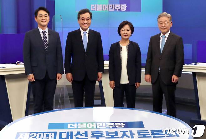 더불어민주당 대선 예비후보들이 30일 오후 서울 중구 TV조선에서 열린 방송토론회를 앞두고 기념촬영을 하고 있다. 왼쪽부터 박용진, 이낙연, 추미애, 이재명 후보./사진=뉴스1