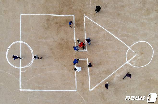 (대전=뉴스1) 김기태 기자 = 28일 대전 유성구 남선초등학교에서 5학년 학생들이 오징어게임 놀이를 하고 있다. 박근숙 남선초등하교 교장은 코로나19로 위축됐던 학교 현장에 활기를 불어 넣기 위해 우리 고유의 문화를 알고 함께 즐길 수 있는 전통놀이 한마당을 개최했다. 이날 행사에는 바닥놀이인 오징어게임, 제기차기, 윷으로 하는 가위바위보, 팽이 만들어 돌리기, 비사치기, 딱지놀이, 투호놀이 등 다체로운 체험행사로 구성됐다. 2021.9.28/뉴스1