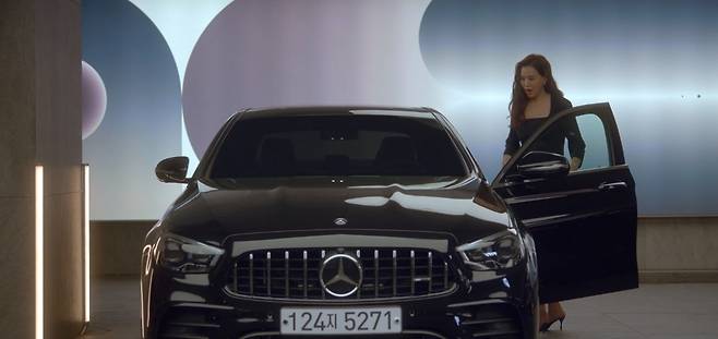 벤츠 코리아가 SBS 드라마 ‘원더우먼’에 차를 지원한다. 사진은 드라마 원더우먼에 등장한 배우 이하늬가 타는 더 뉴 메르세데스-AMG E 53 4MATIC+. /사진=벤츠 코리아