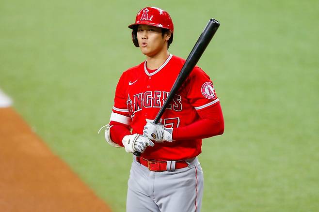 조 매든 에인절스 에인절스 감독은 30일(한국시각) 오타니 쇼헤이가 2021-22시즌 타자로만 나설 예정이라고 밝혔다. 이로써 오타니의 MLB 103년만에 1 시즌 2자릿수 승·2자릿수 홈런 기록 도전은 다음 시즌으로 미뤄졌다. 사진으 이날 미국 텍사스주 알링턴 글로브 라이프 필드에서 열리는 2021-22시즌 MLB 텍사스 레인저스와 경기에 타자로 출전한 오타니. /사진=  로이터