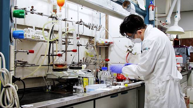화학연 연구진이 관련 연구를 수행하고 있다.[한국화학연구원 제공]