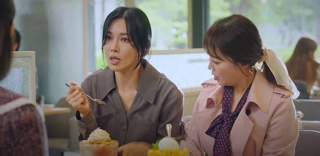 상황에 맞지 않는 PPL로 비판을 받은 SBS 드라마 ‘펜트하우스 시즌3’ 장면 [SBS ‘펜트하우스 시즌3’ 갈무리]