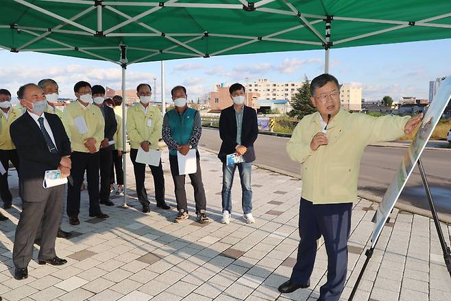 [밀양=뉴시스] 안지율 기자 = 경남 밀양시는 30일 오후 하남읍 수산지구 풍수해 생활권 종합 정비사업 예정지를 방문해 현장 간부회의를 개최하고 있다.2021.09.30. alk9935@newsis.com *재판매 및 DB 금지