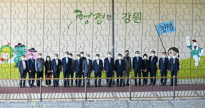 [원주=뉴시스] 김경목 기자 = 30일 이주민 도로교통공단 이사장, 박계옥 국민권익위원회 상임위원, 이창수 초록우산어린이재단 강원지역본부장 등이 원주시 반곡동 입춘대교에서 기념사진을 촬영하고 있다. (사진=도로교통공단 제공) 2021.09.30. photo@newsis.com *재판매 및 DB 금지