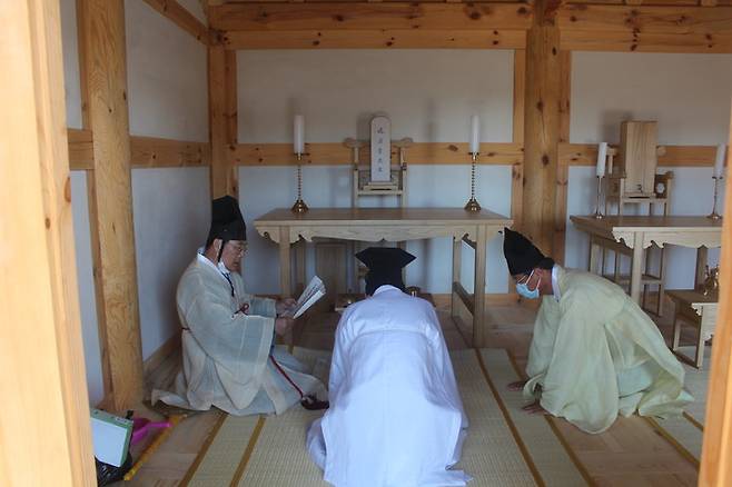 진성이씨 상계종택 운영위원회 및 문중 관계자들이 호계서원 사당인 '존도사(尊道祠)'에서 고유제를 지내고 있다. (사진=독자 제공) *재판매 및 DB 금지