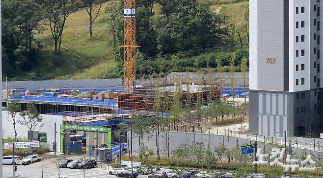 이재명 경기도지사가 성남시장 재직 시절 진행한 대장동 개발사업 관련 특혜 의혹과 논란이 커지고 있다. 사진은 27일 오후 경기도 성남시 분당구 대장동 개발사업 현장의 모습. 이한형 기자