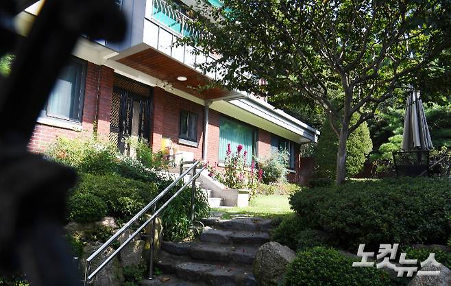 화천대유 대주주인 김만배 씨의 누나가 구입한 서대문구 연희동 윤석열 부친 주택. 국회사진취재단