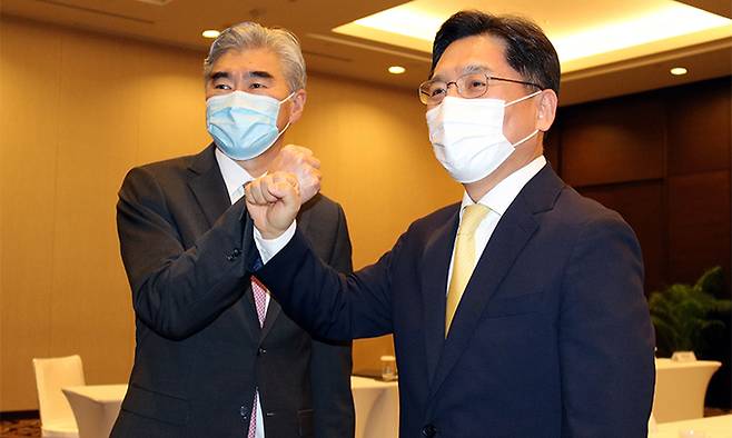 노규덕 외교부 한반도평화교섭본부장(오른쪽)이 30일 인도네시아 자카르타에서 성 김 미국 대북특별대표와 만나 한·미 북핵수석대표 협의를 하기 전 주먹 인사를 나누고 있다. 성 김 특별대표는 협의 후 “미국은 북한에 적대 의도가 없다”며 최근 문재인 대통령이 제안한 종전선언과 관련해 “한·미 양국이 긴밀히 소통하기로 합의했다”고 말했다. 자카르타=연합뉴스