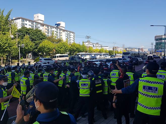 30일 전국에서 모인 민주노총 화물연대 조합원들이 SPC삼립 청주공장 접근을 시도하자 경찰들이 이를 저지하고 있다.남인우기자