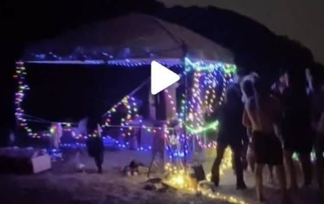 인천 무인도서 파티 연 외국인들. 독자 입수 제공. 연합뉴스