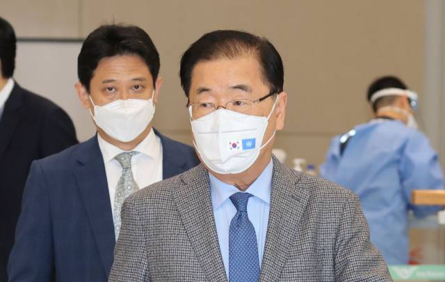 유엔 총회 참석을 위해 뉴욕을 방문한 정의용 외교부 장관이 지난 25일 오후 인천국제공항 2터미널을 통해 귀국하고 있다. /연합뉴스