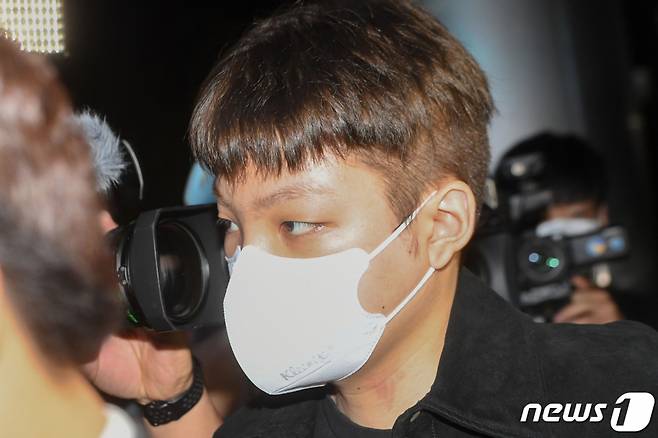 (서울=뉴스1) 이성철 기자 = 무면허 운전과 음주측정 거부·경찰관 폭행 등 혐의로 입건된 장제원 국민의힘 의원 아들인 래퍼 노엘(본명 장용준)이 30일 서울 서초구 서초경찰서에서 경찰 조사를 위해 출석하고 있다. 2021.9.30/뉴스1