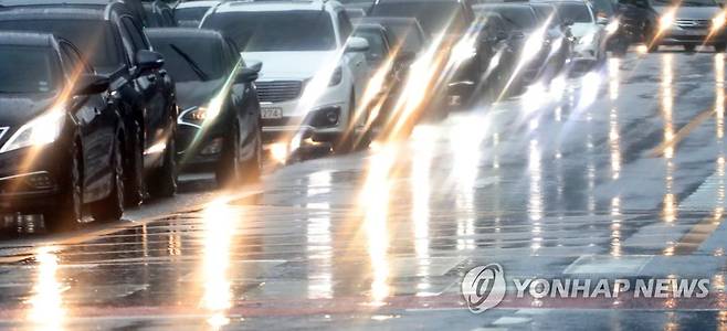 비 내리는 도로 [연합뉴스 자료사진]