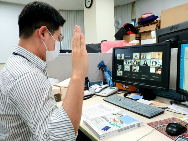 문화체육관광부와 한국문화예술위원회가 지난달 10일 통합문화이용권 사업을 추진하는 17개 광역 지방자치단체 및 지역주관처 관계자들과 함께 '통합문화이용권사업 인권경영 선언식'을 개최했다. ⓒ한국문화예술위원회