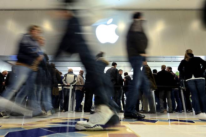 최근 미국 국채 금리 상승으로 하락세를 면치 못한 애플이 향후 부진한 모습을 이어갈 것이라는 분석이 나왔다. (사진= AFP)