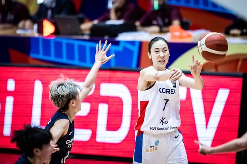 한국 여자농구 박혜진(오른쪽)이 대만전에서 3점 슛 5개를 포함해 22득점 4리바운드 4어시스트를 올렸다. [FIBA 제공]