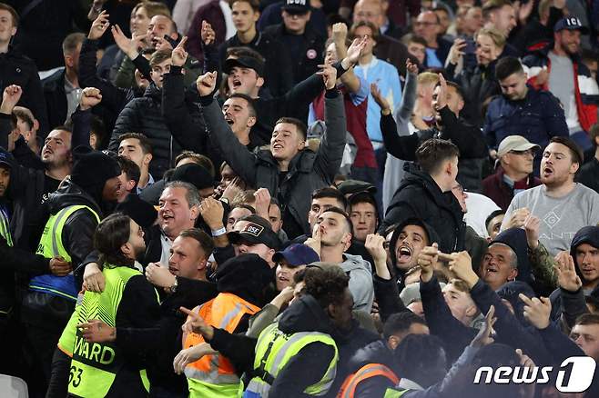 경기장에서 충돌한 양 팀 팬들의 모습 © AFP=뉴스1
