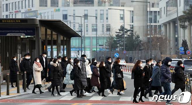 2021년 첫 출근날인 4일 세종시 어진동 정부세종청사 일원에서 정부부처 공무원 등 관계자들이 출근길을 나서고 있다. 2021.1.4/뉴스1 © News1 장수영 기자