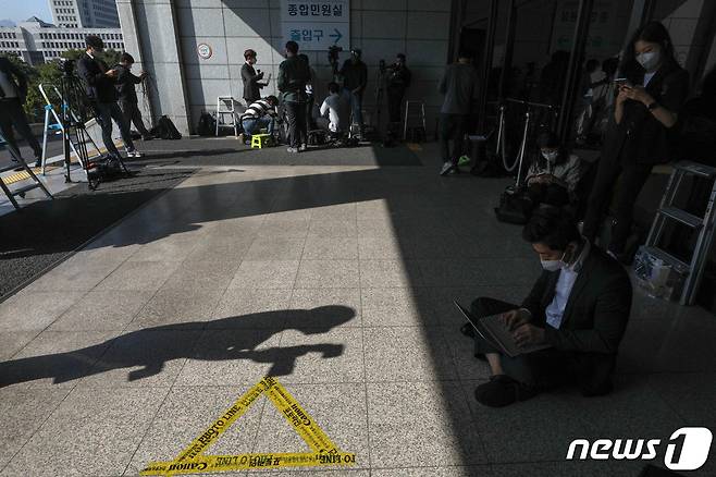 '대장동 개발사업 특혜' 의혹의 핵심 인물인 유동규 전 성남도시개발공사 기획본부장이 한 병원 응급실에서 체포됐다. 유 전 본부장은 이날 검찰 조사를 받을 예정이었으나 병원 진료를 받는다며 출석을 미룬 것으로 전해졌다. 사진은 이날 서울중앙지검 앞 유 전 본부장 출석을 앞두고 설치된 포토라인 모습. 2021.10.1/뉴스1 © News1 성동훈 기자