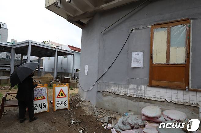 20일 오후 대구 북구 대현동 경북대학교 서문 인근 이슬람사원 건축현장에서 인근 주민이 현장을 살펴보고 있다. 2021.5.20/뉴스1 © News1 공정식 기자