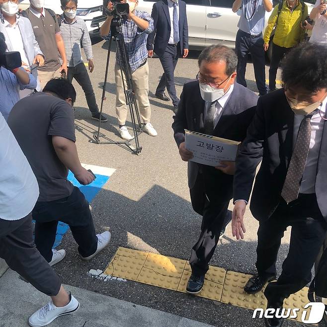 의정부지검에 경기도 감사관 등에 대한 고발장을 제출하는 조광한 남양주시장 © 뉴스1