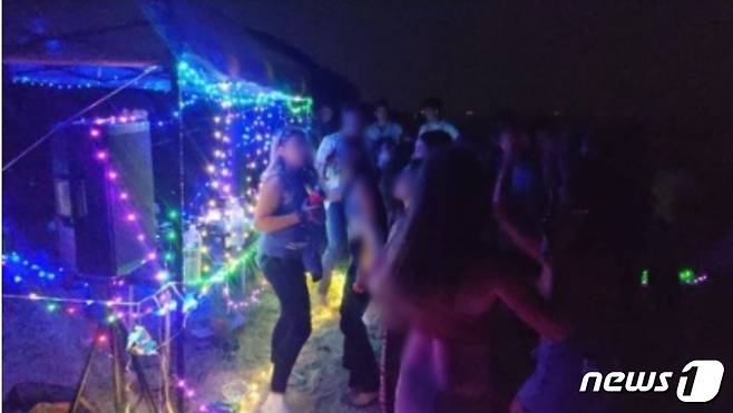 인천 무인도인 사승봉도에서 외국인들이 집단 파티를 벌였다고 주장하는 유저가 게시한 당시 파티 사진2021.10.1/뉴스1 © News1 박아론 기자