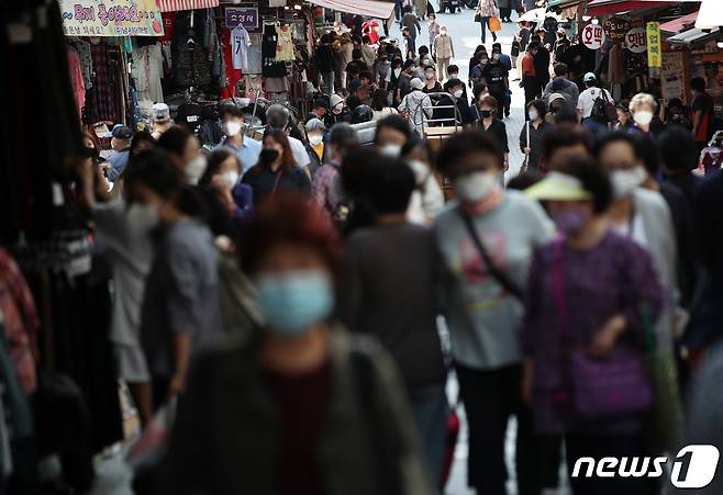 국내 코로나19 평균 확진자 발생이 연일 2000명대를 넘나드는 가운데 사회적 거리두기 단계(수도권 4단계, 비수도권 3단계)가 오는 4일부터 17일까지 2주간 연장된다. 다만 장기간 거리두기로 인한 피로도와 생계 문제 등을 고려해 접종 완료자를 대상으로 방역지침은 소폭 완화된다. 사진은 이날 오후 서울 중구 남대문시장 모습. 2021.10.1/뉴스1 © News1 오대일 기자