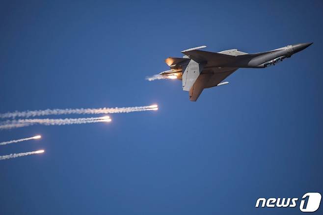 1일 대만 방공식별구역(ADIZ)에 진입한 중국 군용기와 같은 기종인 J-16. © AFP=뉴스1 © News1 원태성 기자