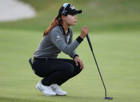 이소미가 하나금융그룹챔피언십 둘째날 18번홀에서 그린을 읽고 있다. 사진제공=KLPGA