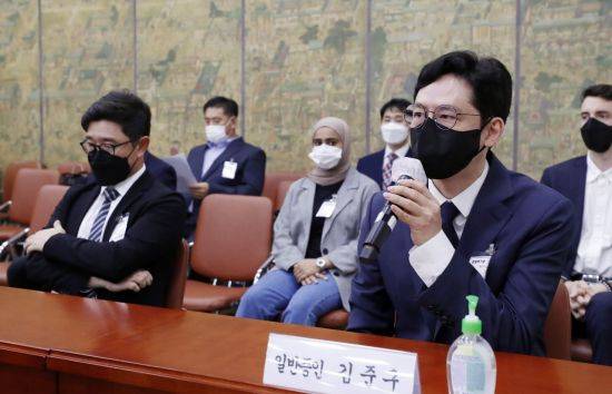 김준구 네이버웹툰 대표(오른쪽부터), 이진수 카카오엔터테인먼트 대표가 1일 서울 여의도 국회 문화체육관광위원회 국정감사에서 증인으로 출석했다. 사진=연합뉴스