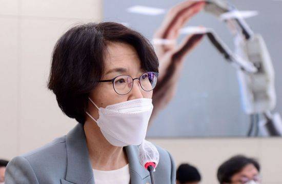 임혜숙 과학기술정보통신부 장관이 1일 오전 서울 여의도 국회에서 열린 과학기술정보방송통신위원회의 과학기술정보통신부, 우정사업본부 등에 대한 국정감사에서 발언하고 있다. 2021.10.1 [국회사진기자단] [이미지출처=연합뉴스]