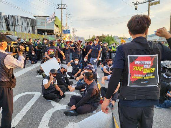 지난 23일 SPC 청주공장으로 집결한 민주노총 화물연대가 물류 노선 증·배차 재조정 이행을 요구하며 경찰과 대치하고 있다.ⓒ뉴시스