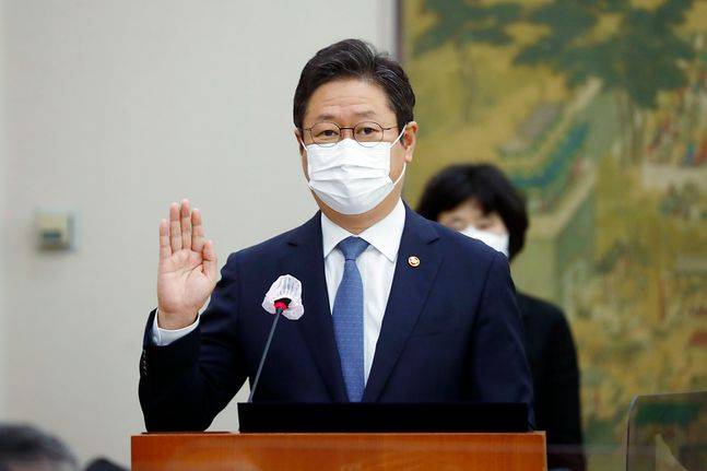 황희 문화체육관광부 장관이 1일 서울 여의도 국회 문화체육관광위원회에서 열린 문화체육관광부에 대한 국정감사에서 선서하고 있다. /공동취재사진ⓒ데일리안 박항구 기자