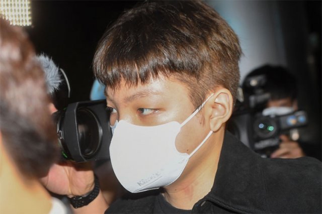 장제원 의원의 아들인 래퍼 장용준 씨가 30일 음주측정 불응 등 혐의로 조사를 받기 위해 서울 서초경찰서에 들어서고 있다. 뉴시스