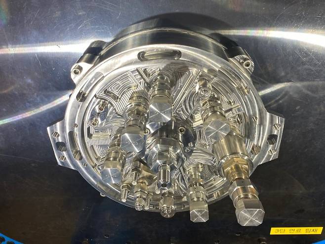 엄빌리칼 타워에 달린 누리호 3단 로켓에 연료를 공급하는 밸브다. 대전=고재원 기자 jawon1212@donga.com