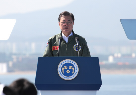 문재인 대통령이 1일 경북 포항 영일만 해상 마라도함에서 열린 제73주년 국군의 날 기념식에서 기념사를 하고 있다.   연합뉴스