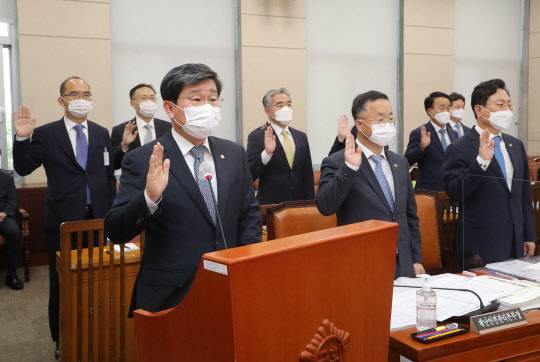 전해철 행정안전부 장관이 1일 오후 서울 여의도 국회에서 열린 행정안전위원회의 행안부 등에 대한 국정감사에서 선서하고 있다.    [국회사진기자단]