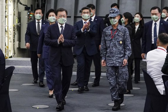 (포항=뉴스1) 이광호 기자 = 문재인 대통령과 김정숙 여사가 1일 경북 포항 영일만 해상 마라도함 격납고에서 열린 제73주년 국군의날 기념 다과회에 참석하고 있다. 2021.10.1/뉴스1 /사진=뉴스1화상