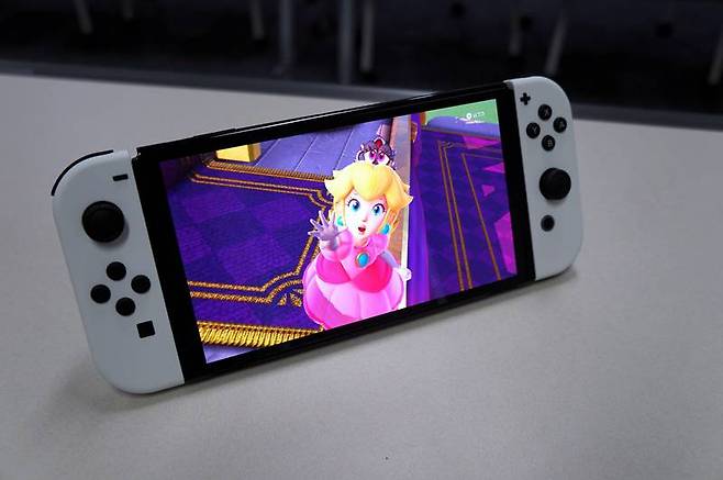 화면이 밝고 선명하다.