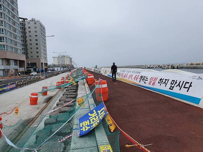 제주시 탑동광장이 코로나19 확산 차단을 위해 폐쇄됐다가 3개월여 만인 5일 재개방된다. 허호준 기자