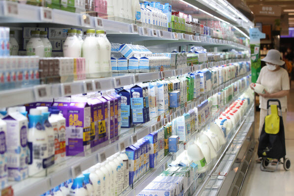 한 대형마트에서 고객이 우유 판매대를 둘러보고 있다. 연합뉴스