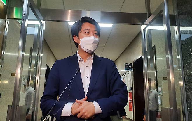 국민의힘 이준석 대표가 지난 30일 밤 서울 여의도 국회에서 긴급 최고위원회의를 마치고 나오며 취재진의 질문에 답하고 있다. 연합뉴스