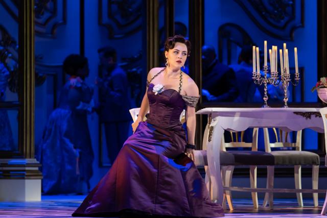 2018년 미국 워싱턴DC 케네디센터에서 공연된 오페라 '라 트라비아타'에서 비올레타 역의 소프라노 베네라 지마디에바가 보라색 원피스를 입고 노래를 하고 있다. 워싱턴 국립오페라 제공