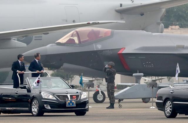 2019년 10월 1일 문재인 대통령이 대구 공군기지에서 열린 제71주년 국군의 날 기념식에서 육해공군 전력 지상사열을 하고 있다. 뒤로 보이는 전투기가 F-35A 스텔스 전투기. 류효진 기자
